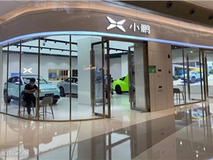 车位被占喊挪车不配合 男子找来叉车把车扔进河里